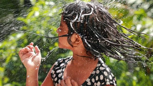 A Complete Guide On How To Take Care Of Your Monsoon Frizzy Hair